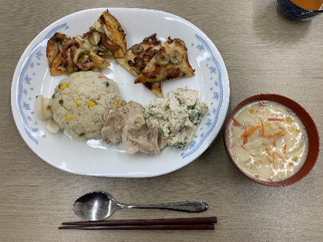 完成写真(1枚の平たいお皿に、ピラフ、チキン、白和え、ピザが盛り付けられています。)