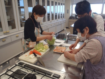 鶏肉と春キャベツの蒸し炒めを作っている様子