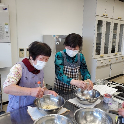 抹茶あずきケーキの材料を混ぜている様子