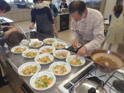 ゆで豚のごまみそがけを盛りつけている様子