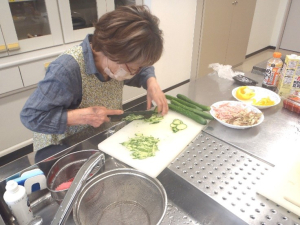 そうめんの具材のきゅうりを切っている様子