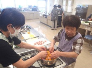 かぼちゃのみそ煮の具材を鍋に入れている様子