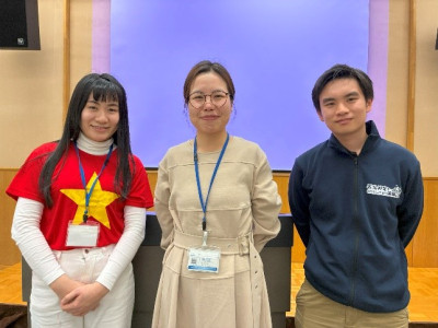 浜田市国際交流員の3名。左からベトナムのグエンさん、中国の王さん、オーストラリアのサントソさん。