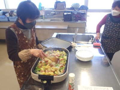 ホットプレートを使い、ウインナと野菜のチーズ炒めを作っている様子。