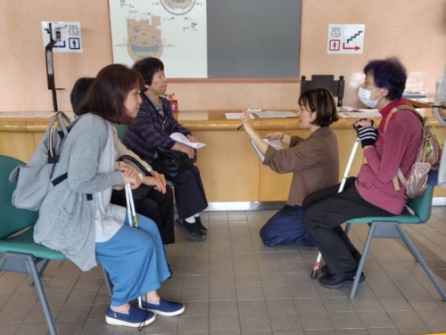 模擬選挙についての事前説明を参加者が聞いている様子。