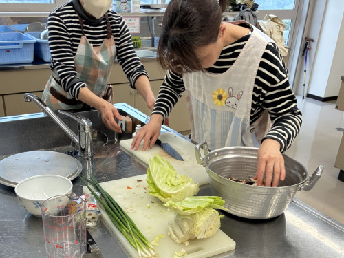 キャベツのみそ汁の具材を切っている様子。