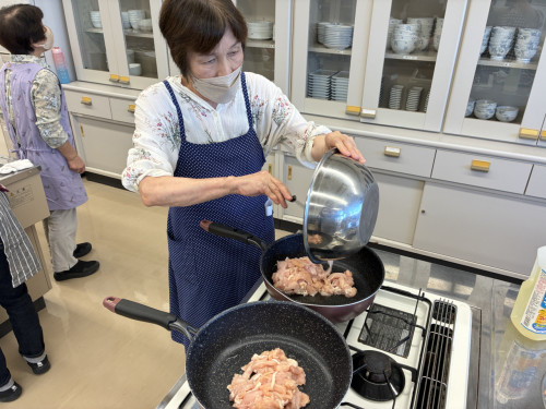 下味をつけておいた鶏むね肉をフライパンに広げて焼いている様子。