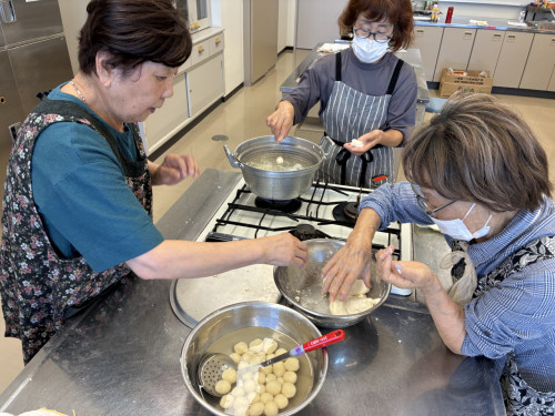 月見だんごの白玉を丸めて茹でている様子。