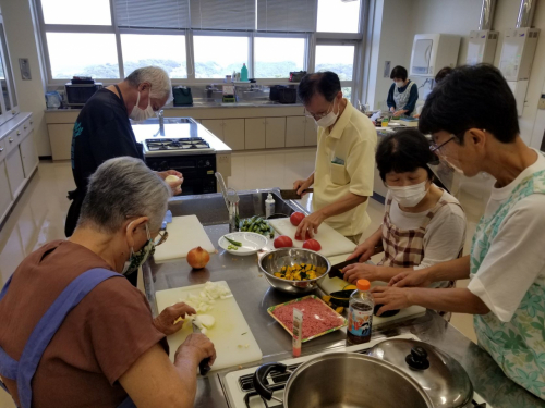 夏野菜のキーマカレーを作っている写真