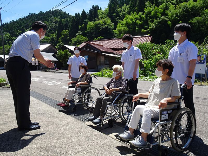 車いす体験の様子