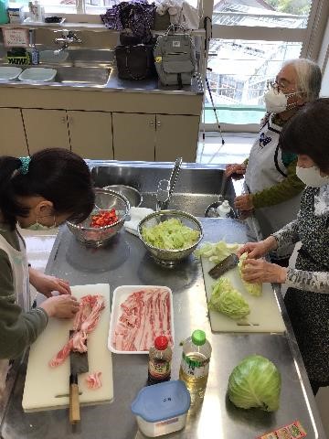 豚肉と春キャベツの炒め物の調理写真