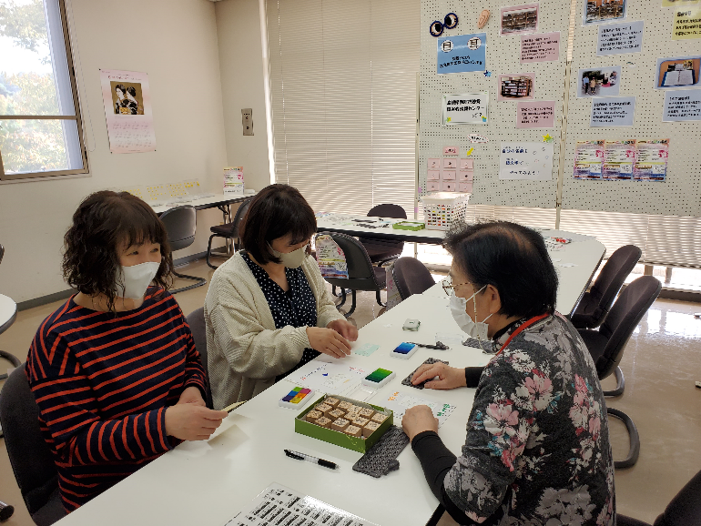 スタンプを押して名刺の仕上げをしている写真