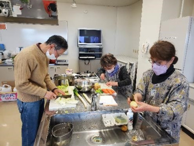 豆乳シチューの野菜を切っている写真