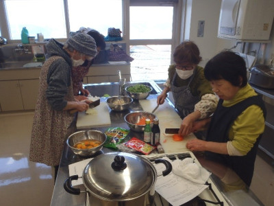 豆苗サラダの材料を切っている写真