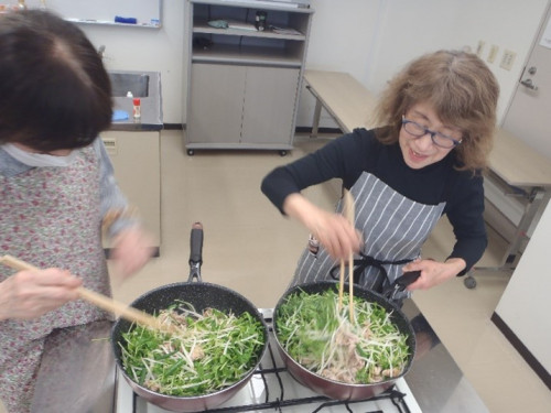 豆腐ともやしのチャンプルーの具材をフライパンで炒めている様子。