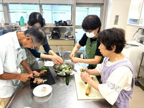 胡瓜をめん棒でたたき、手でちぎっている様子。
