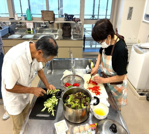 とうふのサラダに入れる野菜を包丁で切っている様子。