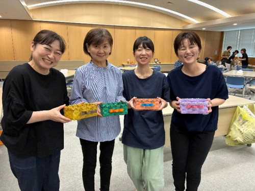 完成したかごを持って記念写真。