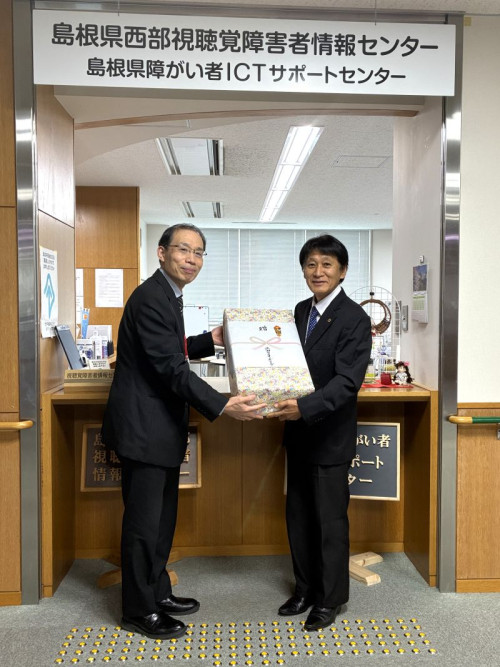 隅井会長（写真：右）より受け渡しの様子。