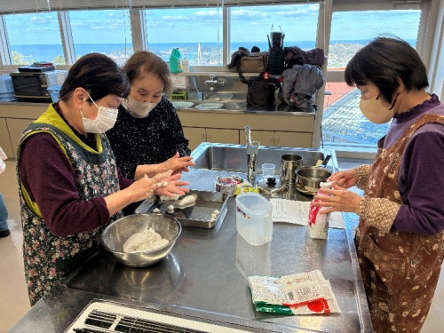 白玉を手で丸めている様子。