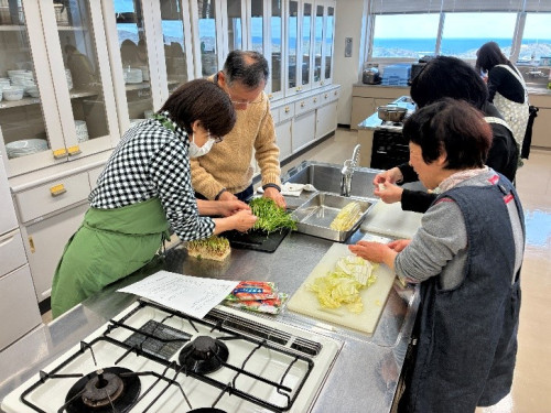 白菜サラダの食材を切っている様子。