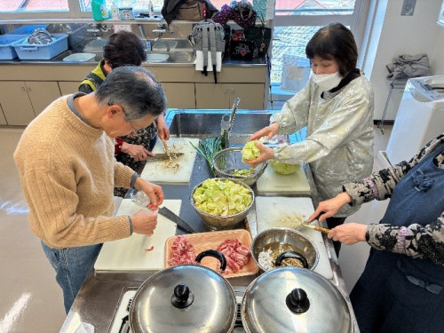 豚キャベツ鍋に入れる具材を切っている様子。