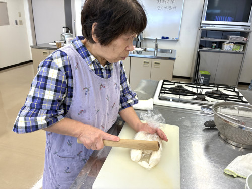 とろネバそうめんの長芋をすりこ木で叩いて潰している様子。