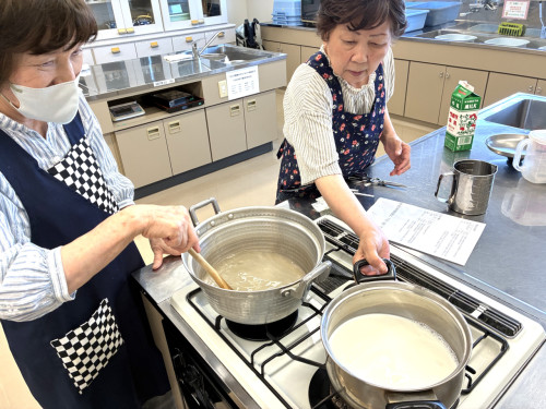 ミルク寒天用の寒天を煮溶かし、牛乳を人肌に温めている様子。