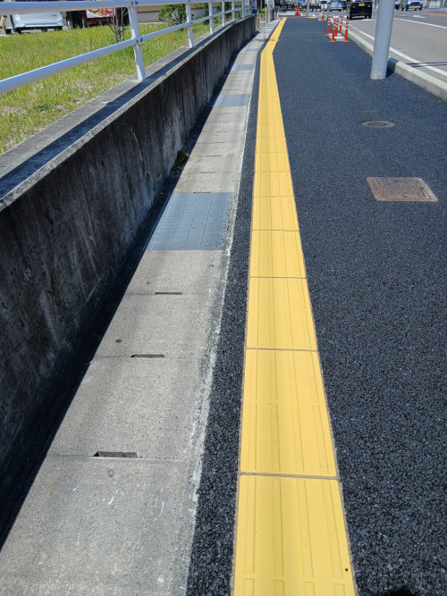 新設された点状ブロックの写真