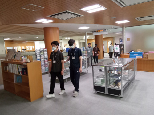 ペアになり手引き歩行の体験をしている参加者の様子