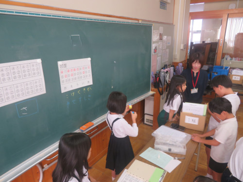 児童が点字で作られた本を興味深く見ている様子