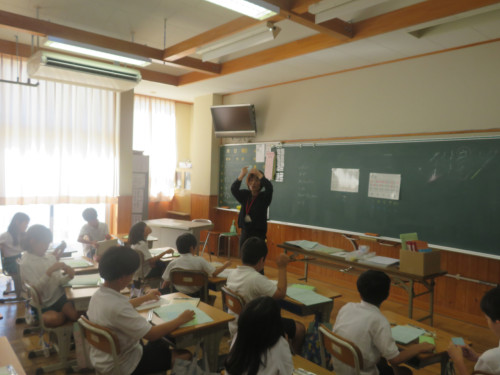 センター職員が点字名刺について説明している様子