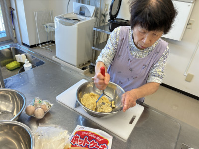バナナケーキに入れるバナナを潰している様子。